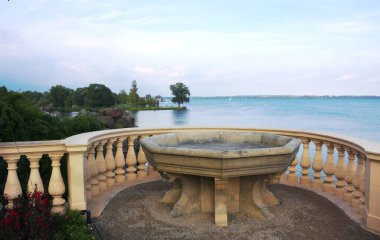 Yüzyıllar boyunca, Schwerin Kalesi Mecklenburg Dükleri ve Büyük Dükler 'in ikametgahıydı ve bugün de Mecklenburg-Batı Pomeranya eyalet parlamentosunun merkezi. Bu fotoğraf, şatonun balkonundaki su havuzunu gösteriyor.