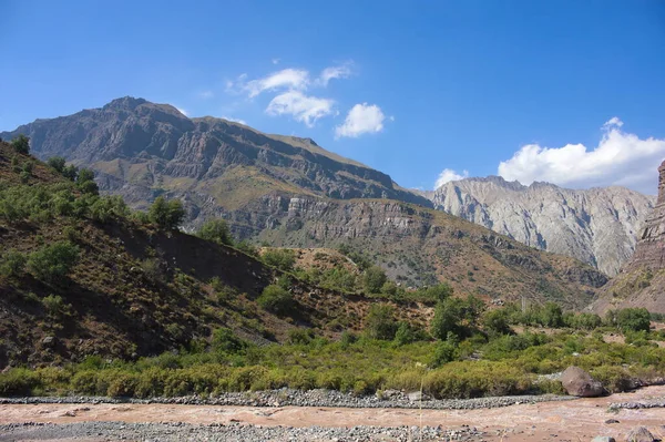 Bu resimler, Şili 'nin Santiago bölgesindeki Cajon del Maipo tepelerinin Şubat 2016' da çekilen manzarasını gösteriyor..