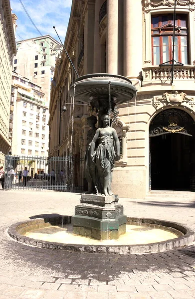 智利圣地亚哥 正式和简短的圣地亚哥 是智利的首都和灵长类城市 这张照片显示了市中心的一个喷泉 — 图库照片