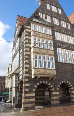 Bremen, Weser nehrindeki kozmopolit şehir, 1200 yıllık geçmişe bakıyor. Pazar meydanının etrafındaki büyük eski binalar antik bir ticaret merkezi olarak köklerine ihanet etse de Bremen, yükselen bir şehrin varlığını hissediyor..