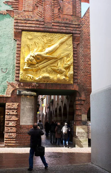 Relief Called Lichtbringer Boettcherstrasse Bremen Germany Photo Taken April 2017 — Stock Photo, Image