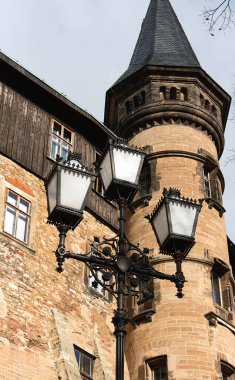 Schloss Wernigerode in Wernigerode in Saxony-Anhalt 19. yüzyılın sonlarında bugünkü şeklini aldı ve Kuzey Alman tarihçiliğinin önde gelen binalarından biri oldu.. 