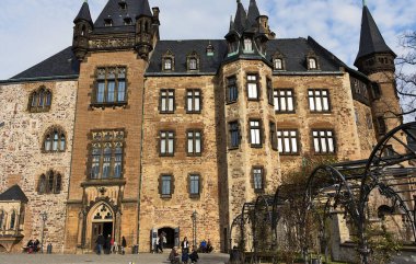 Schloss Wernigerode in Wernigerode in Saxony-Anhalt 19. yüzyılın sonlarında bugünkü şeklini aldı ve Kuzey Alman tarihçiliğinin önde gelen binalarından biri oldu.. 