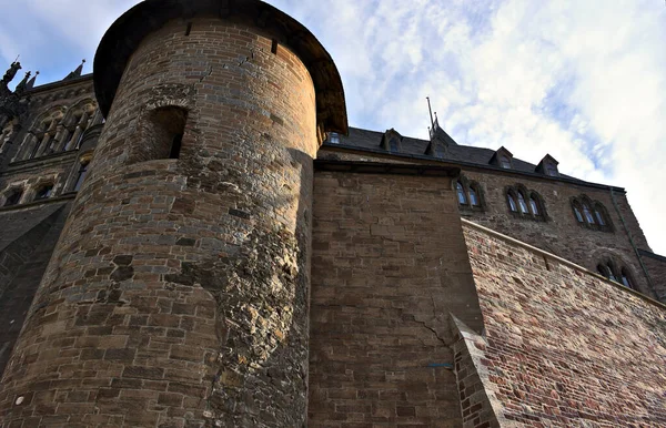 Wernigerode Şatosu aslında ortaçağ kalesiydi ve Harz 'daki av gezileri sırasında Orta Çağ' daki Alman imparatorlarına bir kale sunuyordu. Kale 16. yüzyılda bir Rönesans kalesi haline getirildi..