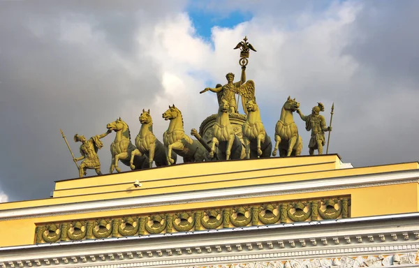 宫殿广场 Palace Square 是圣彼得堡的一个市中心广场 位于涅夫斯基大道 Nevsky Prospekt 和通往瓦西里岛的城堡桥之间 这张照片显示了入口顶部的一个罗马四边形机器人 — 图库照片