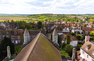 Rye, Büyük Britanya 'nın güneydoğusunda, Doğu Sussex iline bağlı küçük bir kasabadır. Bugün, Rye ortaçağ karakterini koruyan çok ziyaret edilen bir turizm merkezi. Bu fotoğraf, tarihi şehrin çatılarından güzel bir manzara gösteriyor..