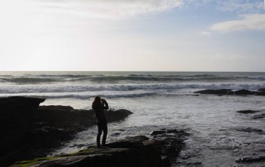 Trebarwith Strand, Martı Kayası 'nın bulunduğu kuzey Cornwall Kıyı şeridi boyunca Tintagel' den sadece 3 km uzaklıktadır. Kumlu sahil sular yükselince tamamen kaplanır ve Tintagel 'den yaklaşıldığında kayaların üzerinden geçilir..