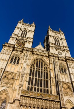Westminster Sarayı, Birleşik Krallık Parlamentosu 'nun iki meclisi olan Avam Kamarası ve Lordlar Kamarası' nın buluşma yeri olarak hizmet vermektedir.. 