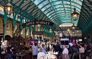 Covent Garden, Londra 'da St Martin' s Lane ile Drury Lane arasında yer alan bir şehirdir. Kuzeydeki Kraliyet Opera Evi ile tanınan bu yer, aynı zamanda eski meyve ve sebze pazarıyla da bağlantılıdır.