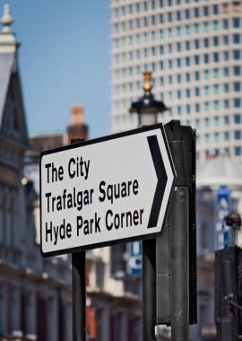 Piccadilly Circus, Londra 'nın batı yakasında bir kavşak ve halka açık bir meydandır. Regent Caddesi 'ni Piccadilly' e bağlamak için 1819 'da tamamlanmış. Bu fotoğraf bir trafik işaretini gösteriyor. Şehir, Trafalgar Meydanı ve Hyde Park Köşesi' ne çıkıyor..
