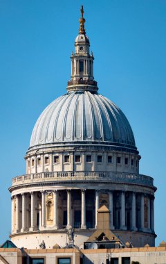 St. Paul Katedrali, Londra 'da bir piskoposun kilisesidir. Thames Nehri 'nin yaklaşık 300 metre kuzeyinde yer almaktadır ve İngiltere Kilisesi' nin Londra Piskoposu 'nun merkezidir.. 