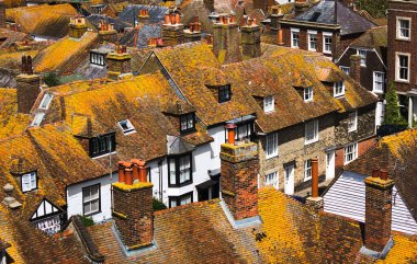 Rye, Büyük Britanya 'nın güneydoğusunda, Doğu Sussex iline bağlı küçük bir kasabadır. Bugün, Rye ortaçağ karakterini koruyan çok ziyaret edilen bir turizm merkezi. Bu fotoğraf, tarihi şehrin çatılarından güzel bir manzara gösteriyor..