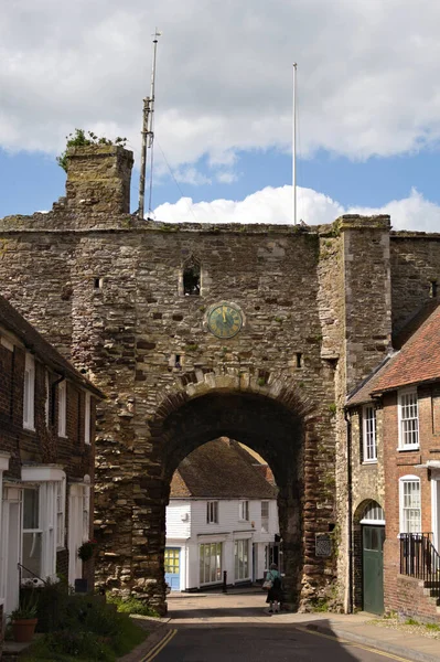 Rye, Büyük Britanya 'nın güneydoğusunda, Doğu Sussex iline bağlı küçük bir kasabadır. Bugün, Rye ortaçağ karakterini koruyan çok ziyaret edilen bir turizm merkezi. Bu fotoğraf tarihi kasaba kapısını gösteriyor..
