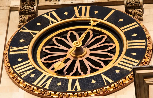 The Palace of Westminster serves as the meeting place of the House of Commons and the House of Lords, the two houses of the Parliament of the United Kingdom. This photo shows the famous golden clock.