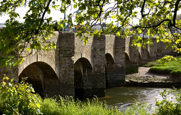 瓦德布里奇是英国康沃尔县北部的一个城镇 华德桥的旧桥是康沃尔最长的桥 许多年来 它把繁忙的A39带过卡梅尔河 — 图库照片