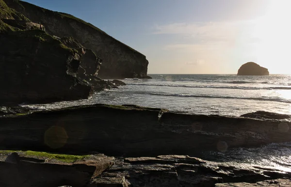 Trebarwith Strand离Tintagel仅两英里 沿着康沃尔北部的遗产海岸线 以Gull Rock为地标 潮水涨潮时 沙滩完全被淹没了 这张照片显示了一个小岛后面的日落 — 图库照片