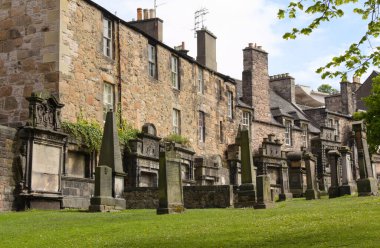 Greyfriars Kirkyard, Edinburgh 'daki Greyfriars Kirk civarındaki kilise avlusu. Tarihi şehir merkezinin güney ucunda yer almaktadır. Bu fotoğraf bir dizi mezar taşını gösteriyor.