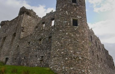 Kilchurn Şatosu 1400 'lerin ortalarında Glenorchy' nin 1. Lordu Sör Colin Campbell tarafından inşa edildi. Bu fotoğraf dışarıdan bir görüntü gösterir