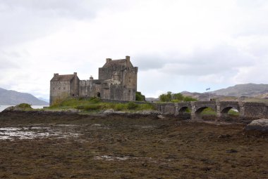 Eilean Donan Kalesi, İskoçya 'nın batısındaki Loch Duich Gölü' nde yer almaktadır. Bu fotoğraf genel görünümü dışarıdan gösterir