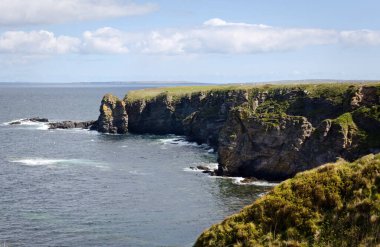 Dunnet Head, Birleşik Krallık 'ın en kuzeydeki noktasıdır. Bu minyatür Caithness. Bu fotoğraf kayalık kıyı şeridini gösteriyor.
