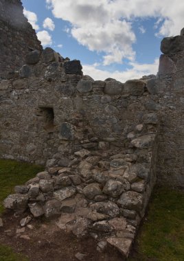 Kyleakin Deniz Feneri, İskoçya 'nın küçük bir adası olan Eilean Bn' nin güneybatı ucunda yer alır. 1857 'de David ve Thomas Stevenson tarafından inşa edilmiş ve bir çift bakıcı evine bağlıdır.. 