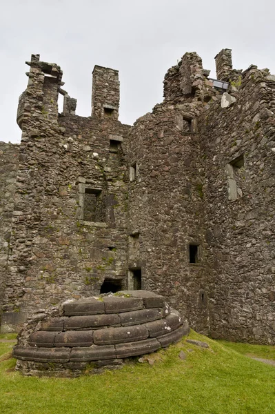 基尔文城堡 Kilchurn Castle 建于19世纪中期 由格莱诺奇的第一任领主科林 坎贝尔爵士建造 这张照片展示了城堡的内部景观 — 图库照片