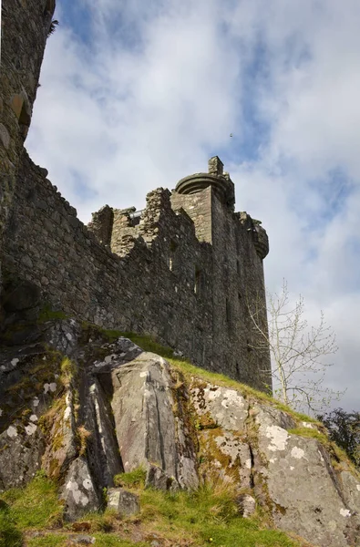 基尔文城堡 Kilchurn Castle 建于19世纪中期 由格莱诺奇的第一任领主科林 坎贝尔爵士建造 这张照片显示了外面的景色 — 图库照片