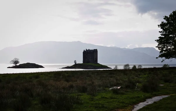 城堡跟踪者是一座2点左右的塔楼 阿潘港东北5公里 这是苏格兰Argyll和Bute的一个村庄 这张照片显示了夜光下的城堡 — 图库照片