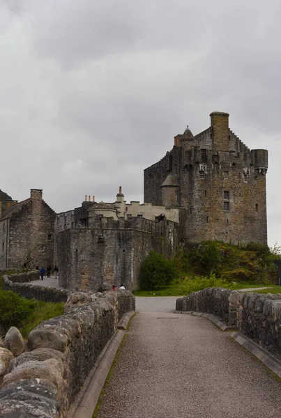Eilean Donan城堡位于苏格兰西部高地的Loch Duich 这张照片显示了外面的全景 — 图库照片