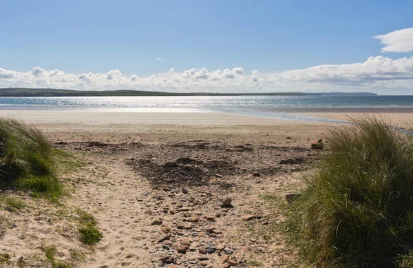 Dunnet Bay Sand Shingle Rural Beach Backed Some Grass Covered — Zdjęcie stockowe