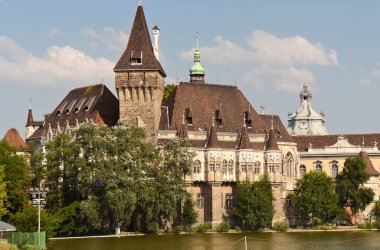 Vajdahunyad Şatosu, Macaristan 'ın Budapeşte kentinde bulunan bir kaledir. Macaristan 'ın 1000 yılını kutlayan Milenyum Sergisi kapsamında 1896 yılında inşa edilmiştir..