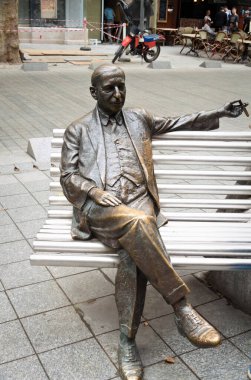 Imre Kalman Anıtı Budapeşte şehir merkezinin göbeğinde duruyor. Thalia Tiyatrosu 'nun önündeki ara sokağın başındaki Opera Binası ile Octagon' ın ortasında..