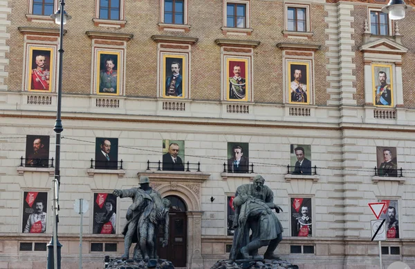 Скульптури Солдатів Стоять Перед Історичним Музеєм Будапешті Під Час Військової — стокове фото