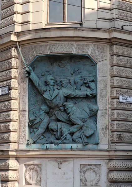 在第一次世界大战中死亡的铁路工人纪念碑位于布达佩斯的安得拉西 厄特和伊莎贝拉 厄特的西南角 在大楼的眼角上方 — 图库照片