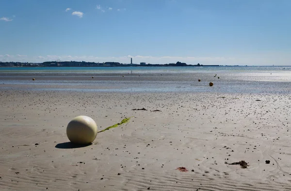 St.Helier sahilindeki gelgitten sonra karaya oturmuş bir şamandıra. Fotoğraf, Eylül 2020 'de Jersey' de kalışımda çekildi..