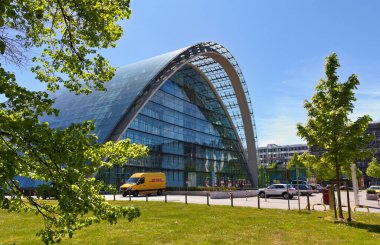 İstasyonun güney tarafında, yani Hammerbrook 'ta, BRT mimarları tarafından tasarlanmış cam ve çelikten yapılmış hafif ve havadar bir ofis binası olan Berliner Bogen uzanır..