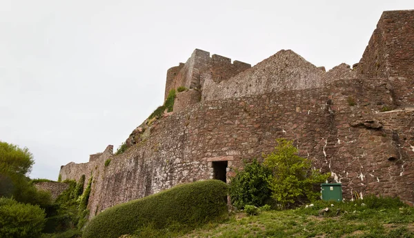 奥格尔山 Mont Orgueil或Gorey Castle 是一座建于中世纪的城堡 是泽西岛上的主要景点之一 — 图库照片