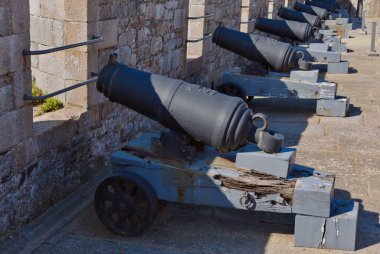 Tarihsel toplar Jersey 'deki Elizabeth Kalesi' ndeki yasal boşlukların önüne konur..