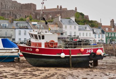 This small fishing boat is a real eye-catcher. It waits for the next tide in the harbor of Gorey on Jersey.