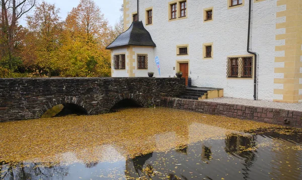 슈니츠 강에서 그리멀지 작센주의 켐니츠 지역의 변방성 르네상스 양식으로 건축되었다 — 스톡 사진