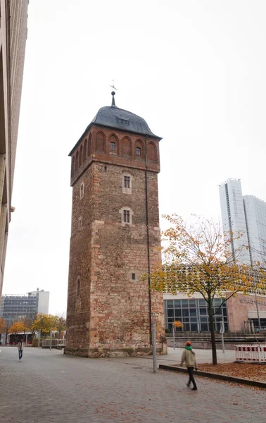 Chemnitz 'in en eski simgesi kırmızı kuledir. 12. yüzyılın sonlarına doğru inşa edildi. İlk başta bir yerleşim kulesi ve istihkam görevi gördü. Daha sonra şehir tahkimatı oldu..