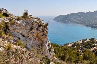 Mallorca 'nın Canyamel kasabası yakınlarındaki tepelerde bunun gibi ufalanan kayalar var. Arka planda Canyamel Körfezi 'ni görüyoruz..