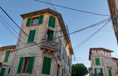 Mallorca 'nın Balearic adasındaki tarihi Valdemossa kasabasında köşedeki ev