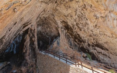 Ünlü sarkıt mağarasının girişi Mallorca adasındaki Canyamel kasabası yakınlarındaki Koylar