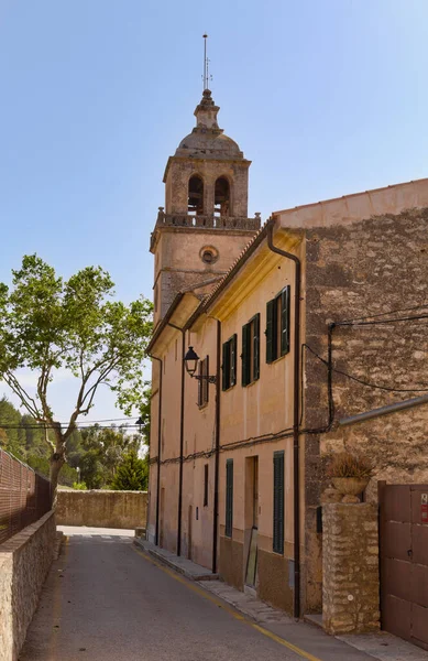 Een Rij Huizen Voor Een Kleine Kerk Historische Stad Porreres — Stockfoto