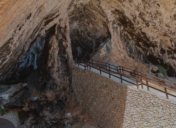 Ünlü sarkıt mağarasının girişi Mallorca adasındaki Canyamel kasabası yakınlarındaki Koylar