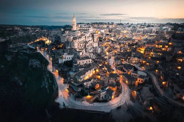 Bu, İtalya 'daki güzel Matera şehrinin bir fotoğrafı. Akşam başlarken fotoğraflandı ve güneş yavaşça battı. Matera, yerleşim olan en eski ve sürekli şehirlerden biridir. 1950 'lere kadar mağaralarda yaşayan insanlar vardı..