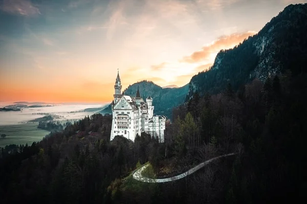 Bavyera 'daki Neuschwanstein, 19. yüzyılın ikinci yarısında Bavyera Kralı Ludwig veya Louis II. Ludwig' in emriyle Fssen yakınlarındaki Schwangau belediyesine bağlı bir kaledir..