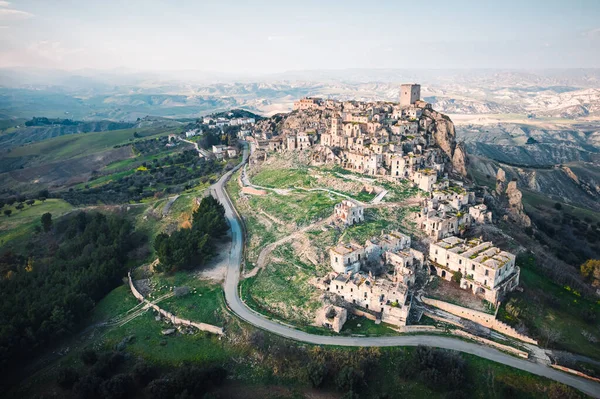 Bu, güney İtalya 'da terk edilmiş Craco kasabasının fotoğrafı. Craco, ülkedeki ve belki de dünyadaki en ünlü terk edilmiş kasabalardan biridir. Geleceği parlak Matera şehrinin küçük kardeşidir..