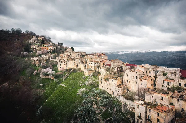 Bu, Fossa 'nın İtalya' daki bir fotoğrafı. Depremden sonra terk edilmiş ve şimdi de hayalet bir kasaba. Kasaba, İtalya 'nın orta kesimindeki Abruzzo bölgesinde, Laquila kenti yakınlarında yer almaktadır. Şöyle açıklayayım, kasaba Roma 'ya sadece 100 km uzaklıkta..